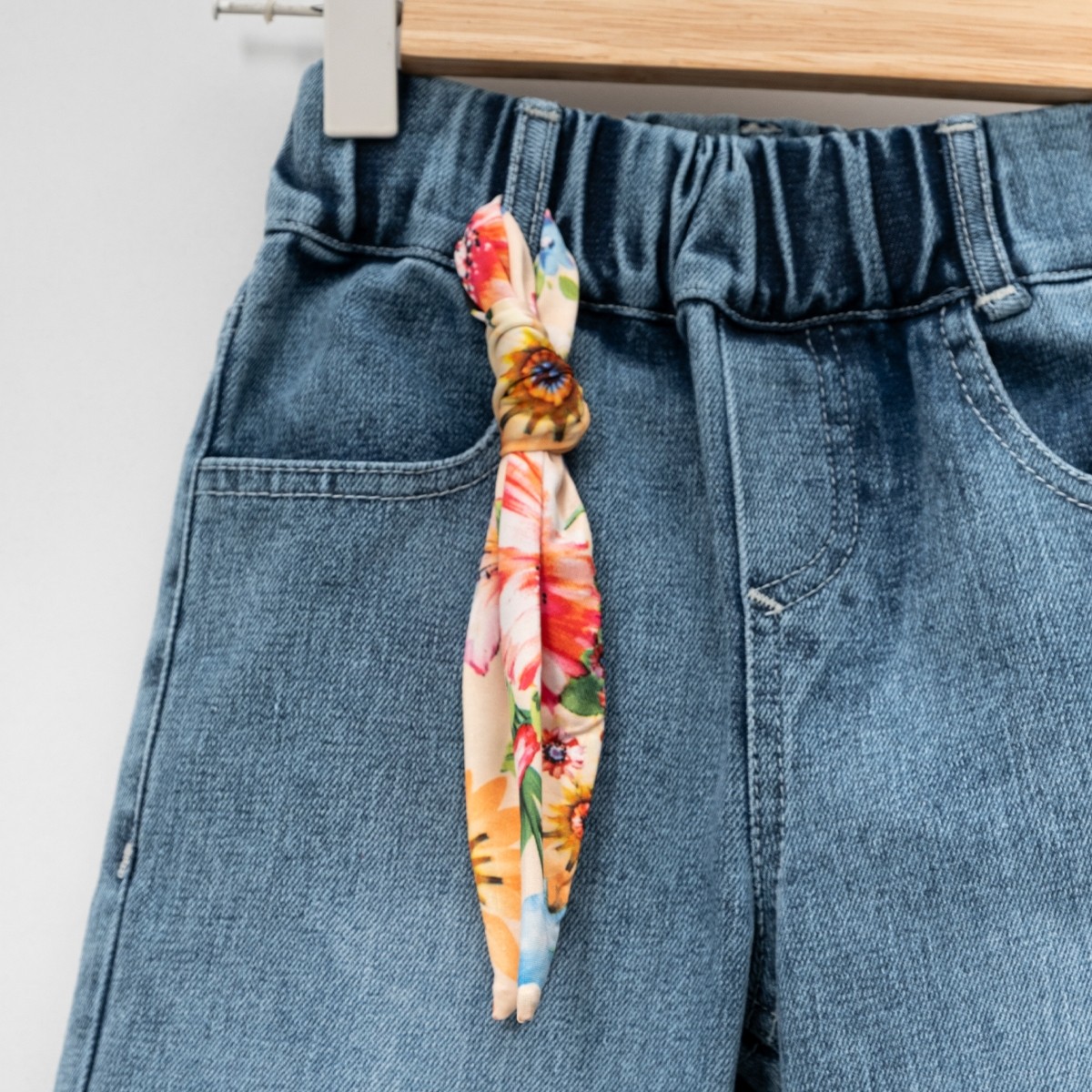 Lora Bliss Çiçek Nakışlı Kız Kot Pantolon – Fular Detaylı | 8 Yaş