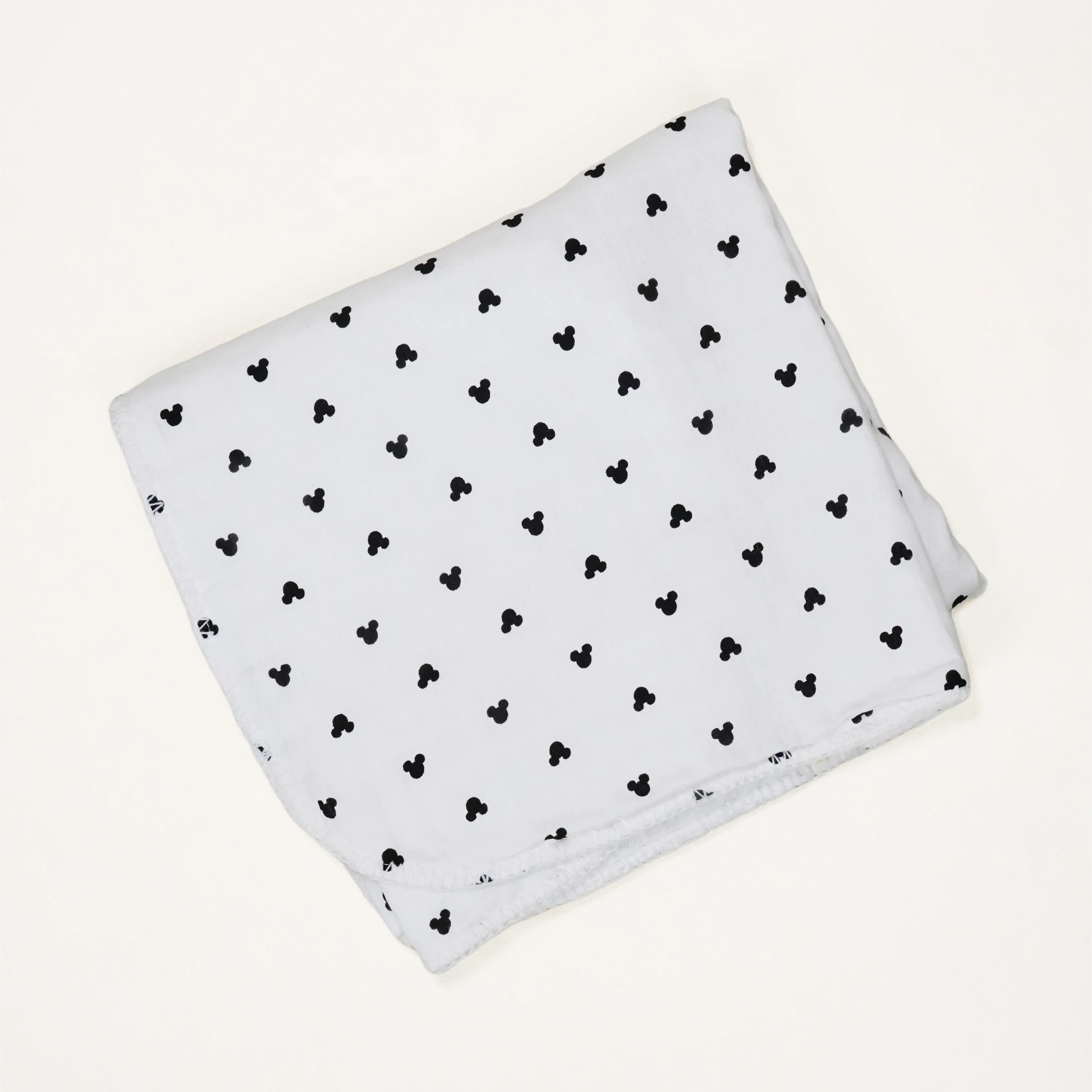 Lora Bliss Unisex Siyah Mickey Desenli Müslin Battaniye – 100x90 cm - Beyaz ve Siyah