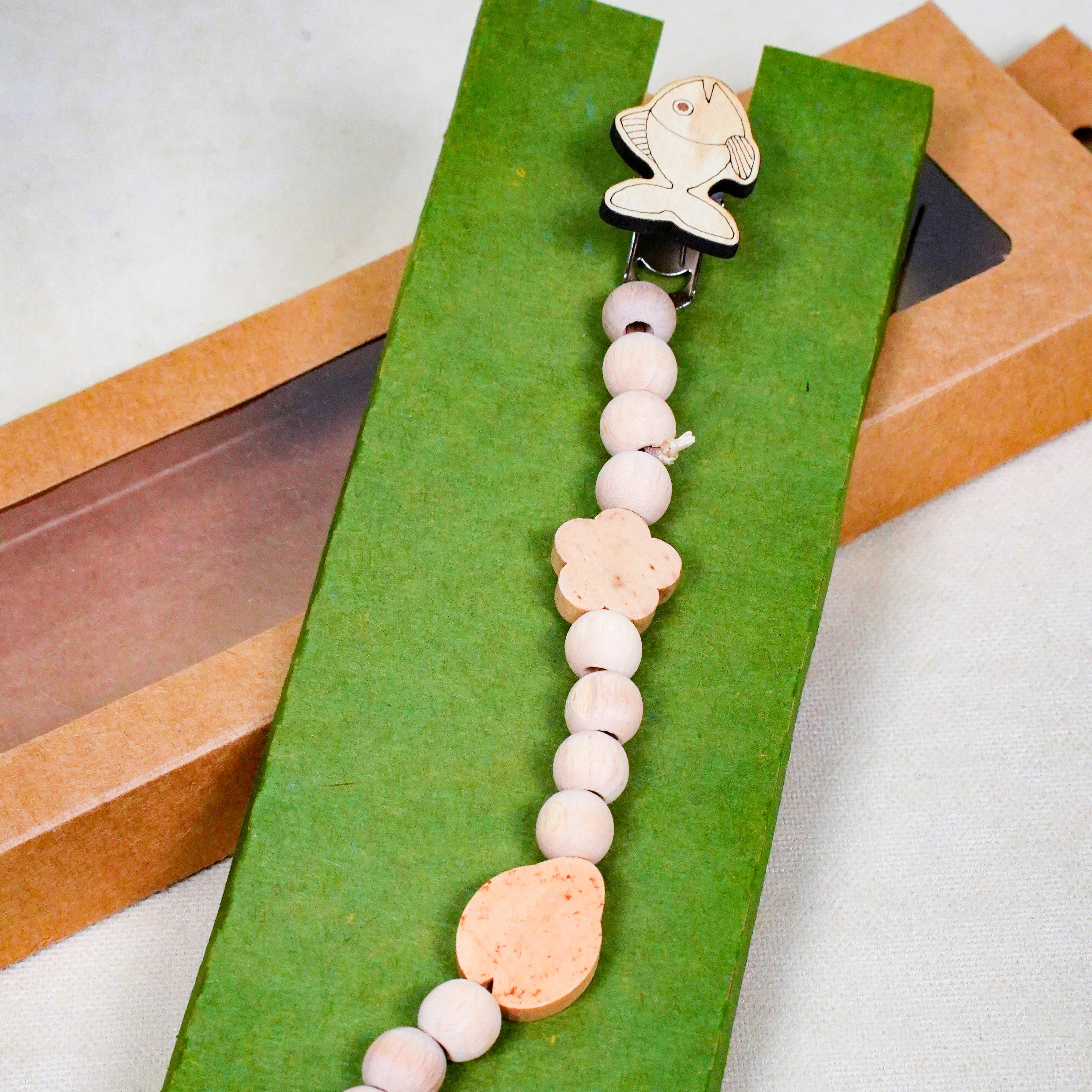 Lora Bliss Unisex Emzik Tutacağı – Ahşap Boncuklu  (1 Adet Karışık Model) - Balık