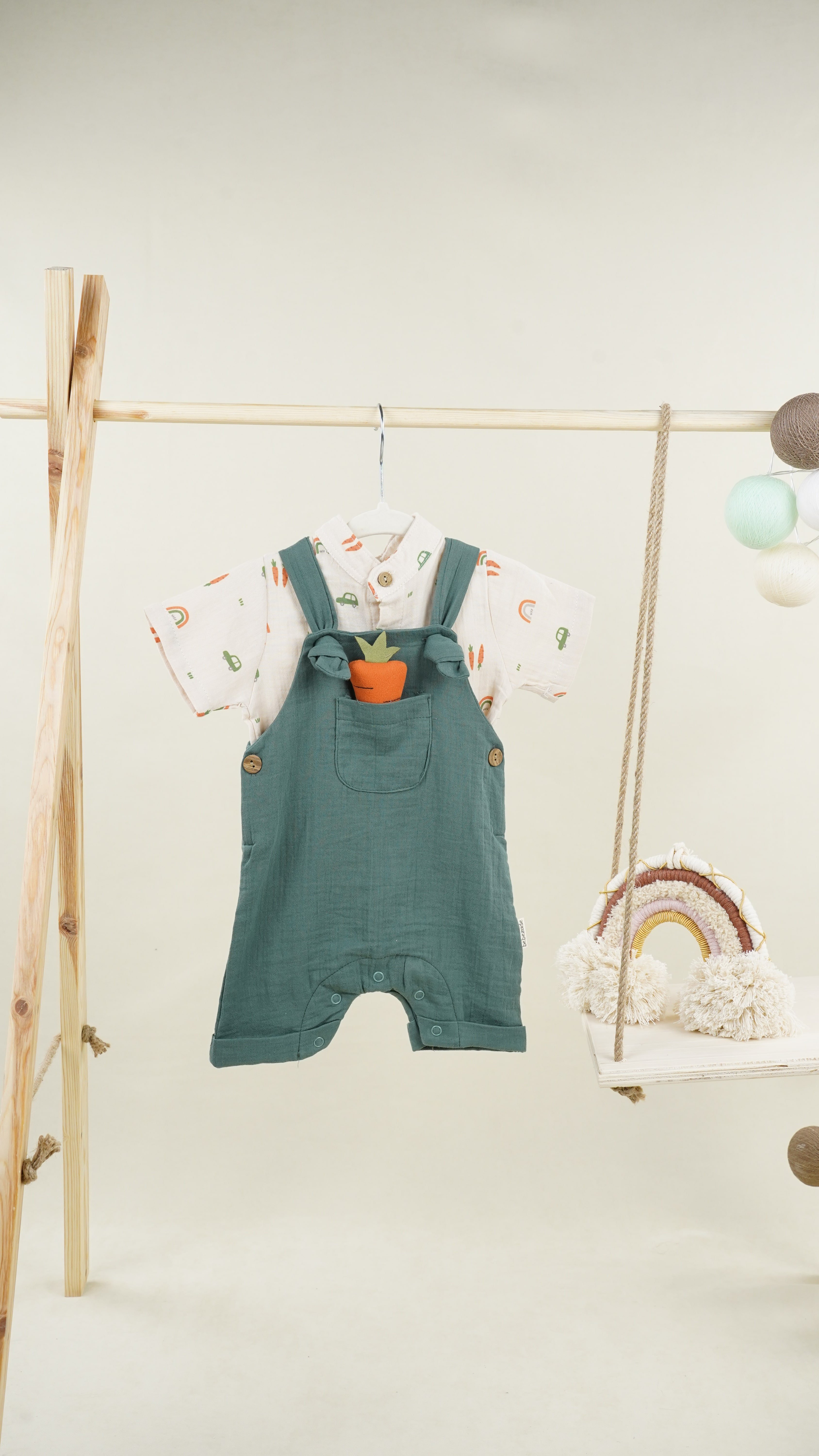 Lora Bliss Havuç Detaylı Yeşil Salopetli Erkek Bebek Takımı (9-24 Ay)