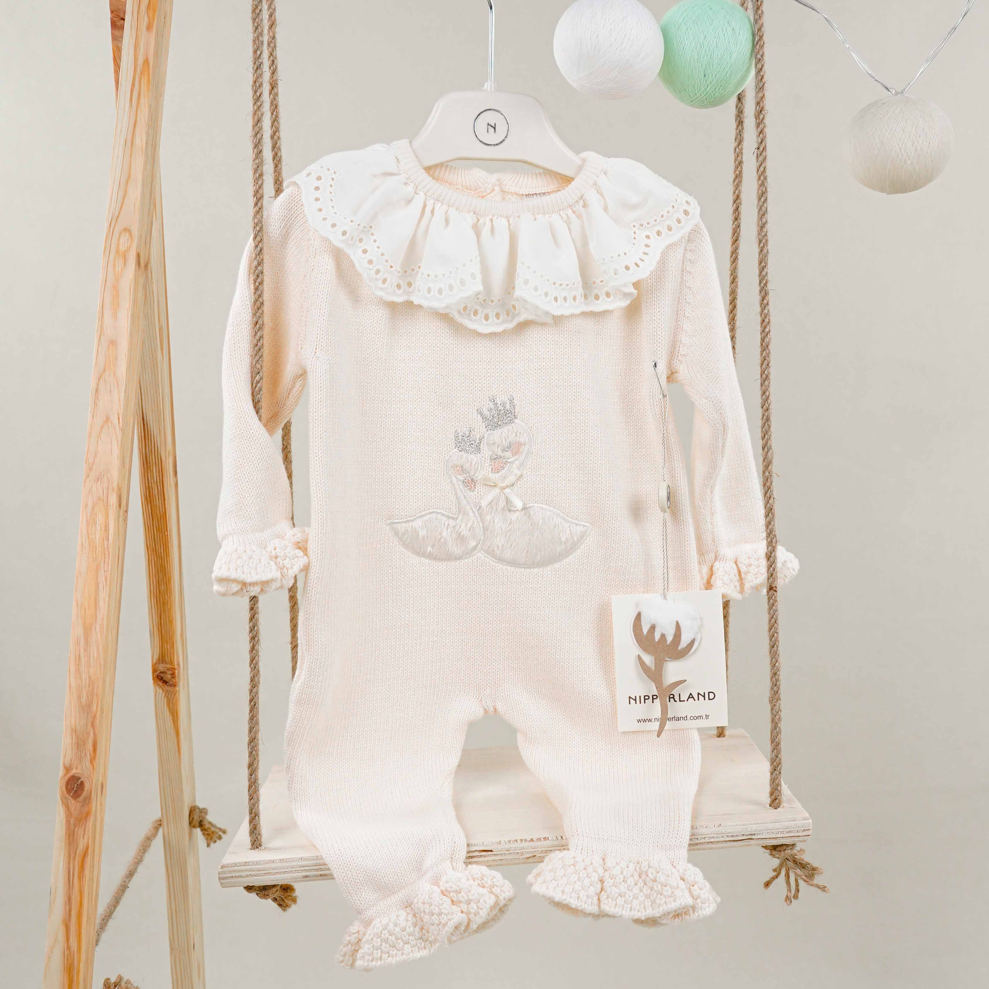 Lora Bliss Kız Bebek Kuğulu Fırfırlı Pamuklu Tulum - Ekru (3-6-9-12 Ay)