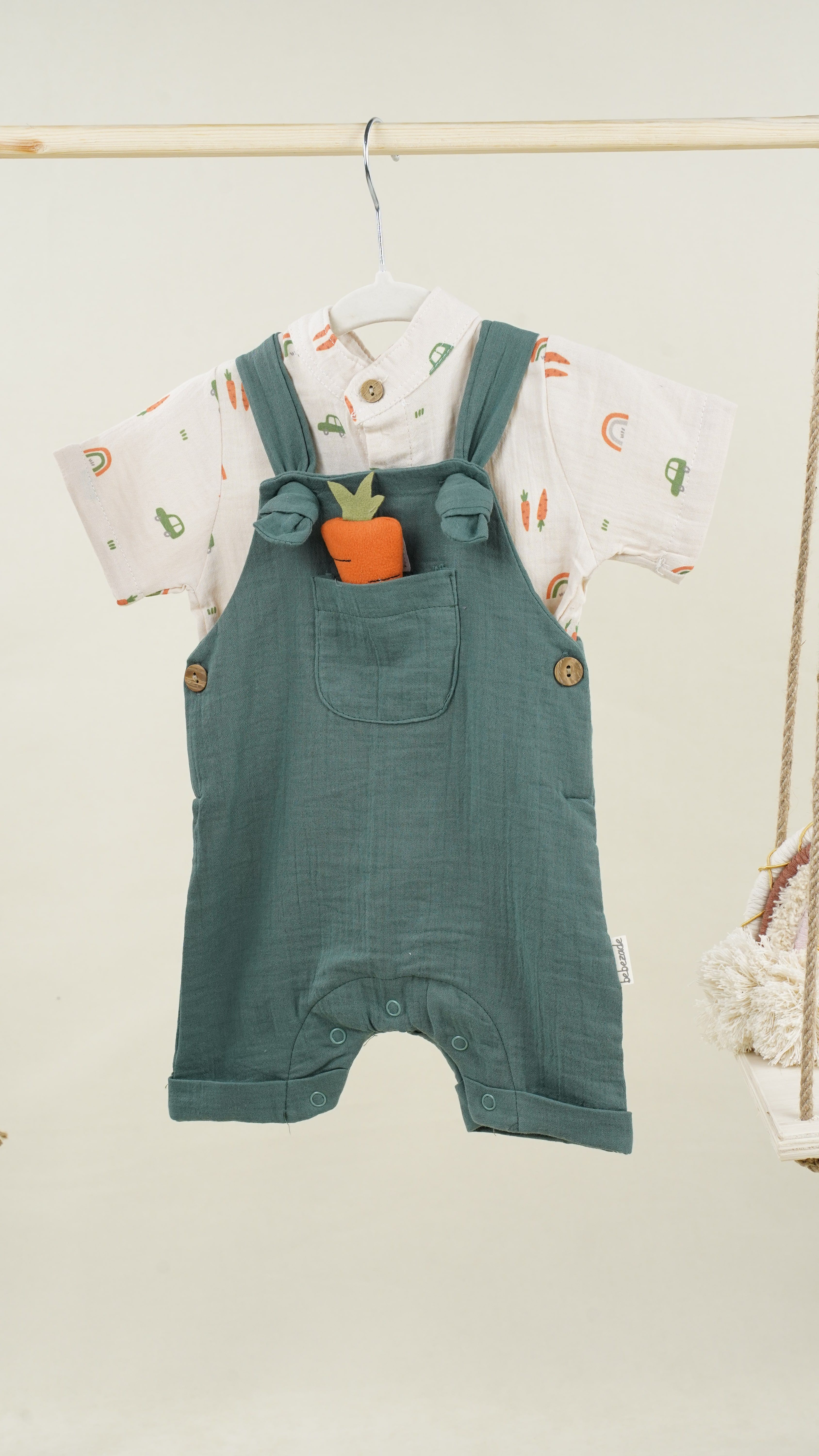 Lora Bliss Havuç Detaylı Yeşil Salopetli Erkek Bebek Takımı (9-24 Ay)