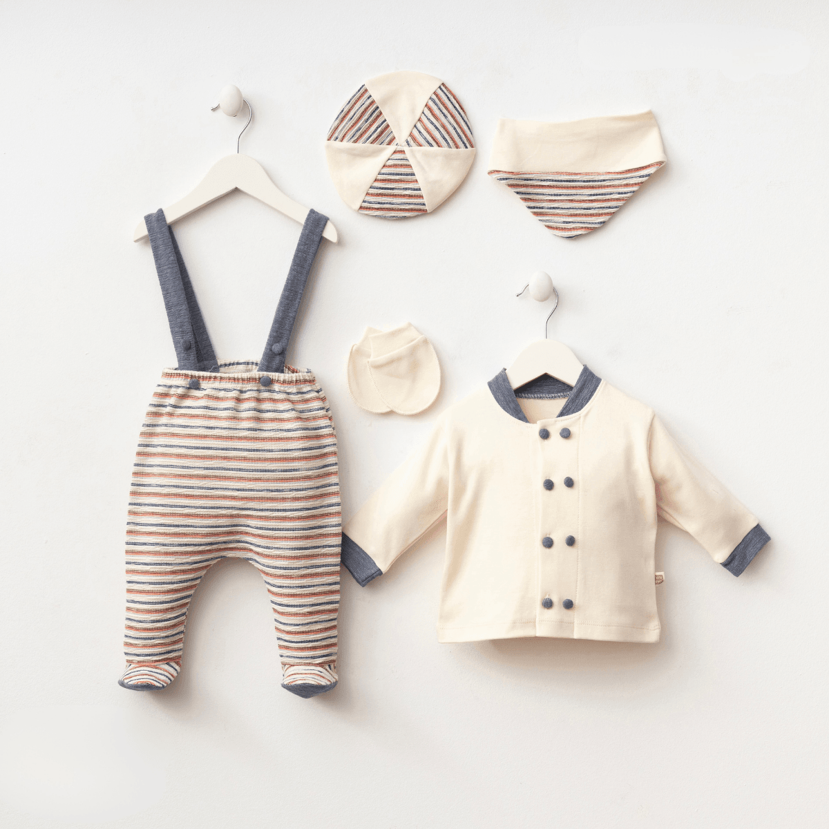 Lora Bliss – Erkek 0–3 Ay Askılı Alt Çizgili 5’li Hastane Çıkışı Set – Mavi