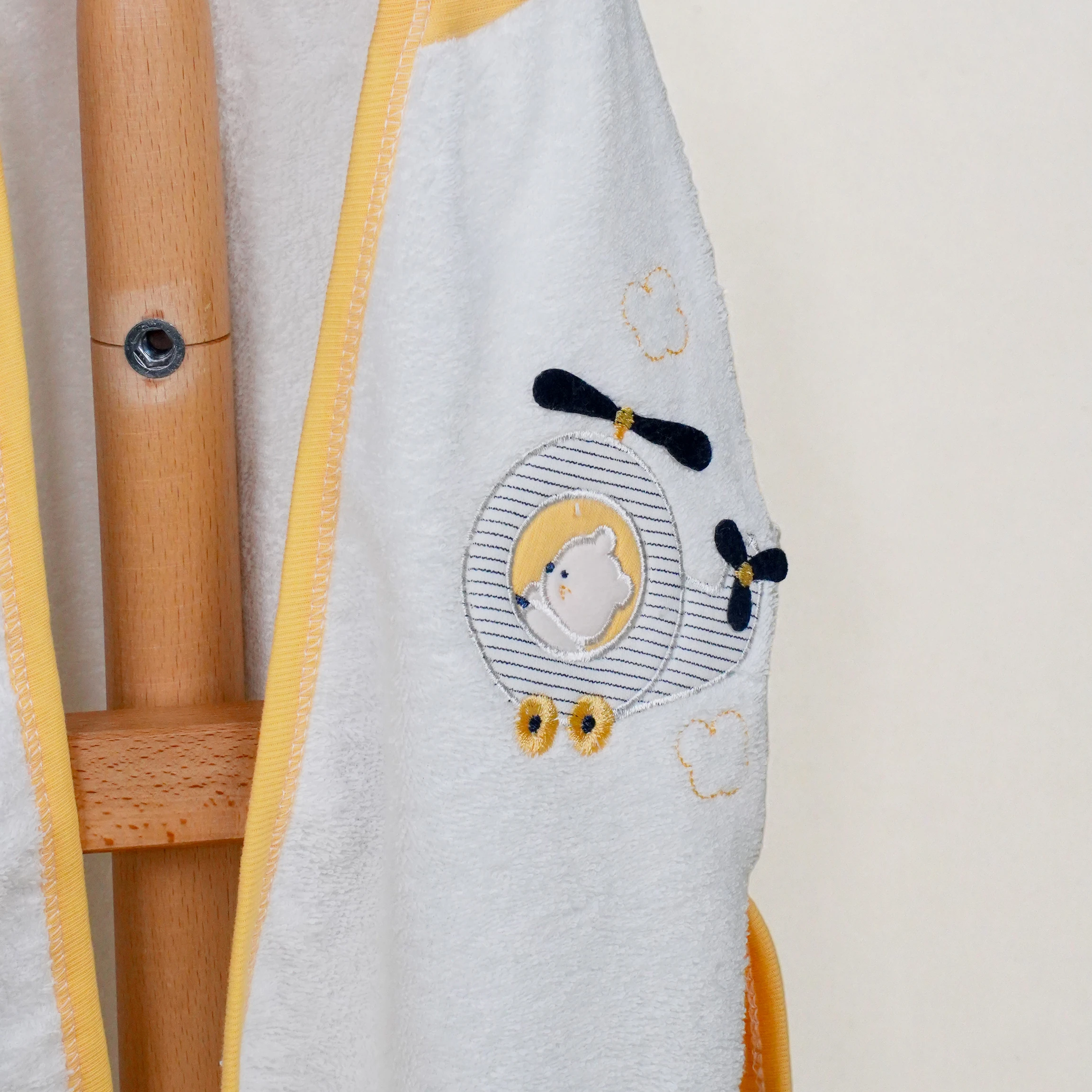 Lora Bliss Erkek Helikopterli Bornoz Seti – 5 Parça | Kutulu, Yumuşak ve Eğlenceli Tasarım - Sarı