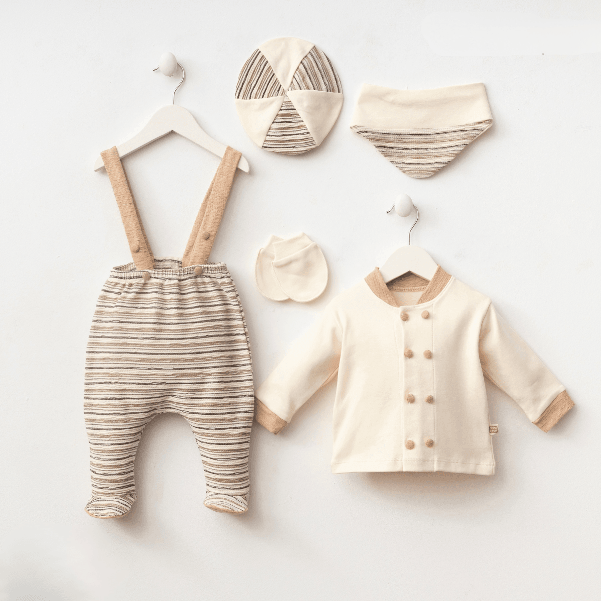 Lora Bliss – Erkek 0–3 Ay Askılı Alt Çizgili 5’li Hastane Çıkışı Set – Kahve