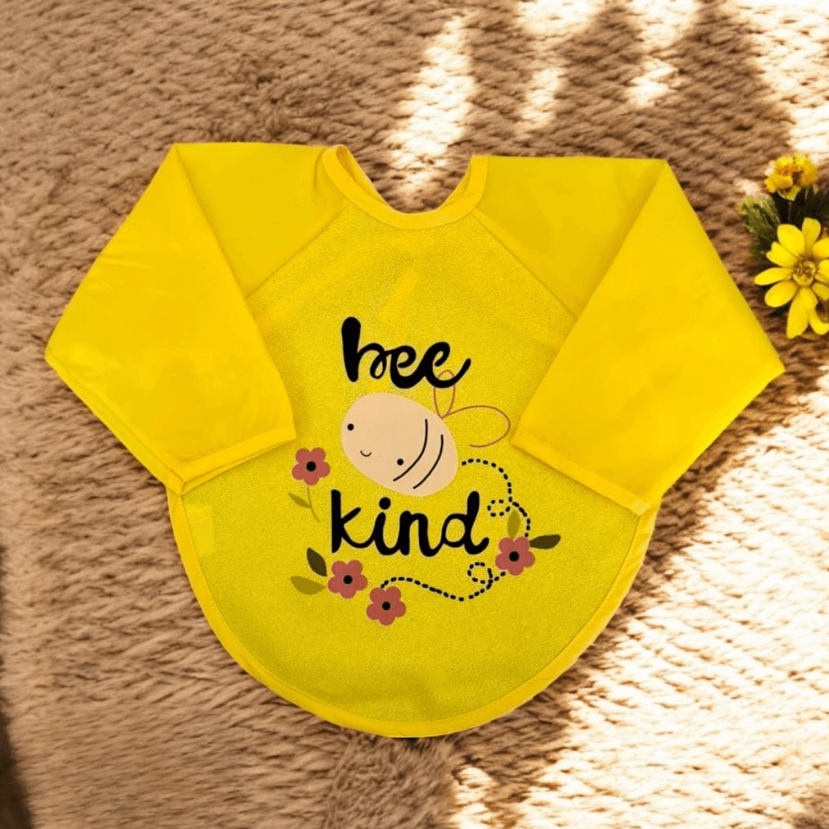 Lora Bliss Sarı Arı Desenli Kollu Mama Önlüğü – “Bee Kind” Baskılı | Su Geçirmez