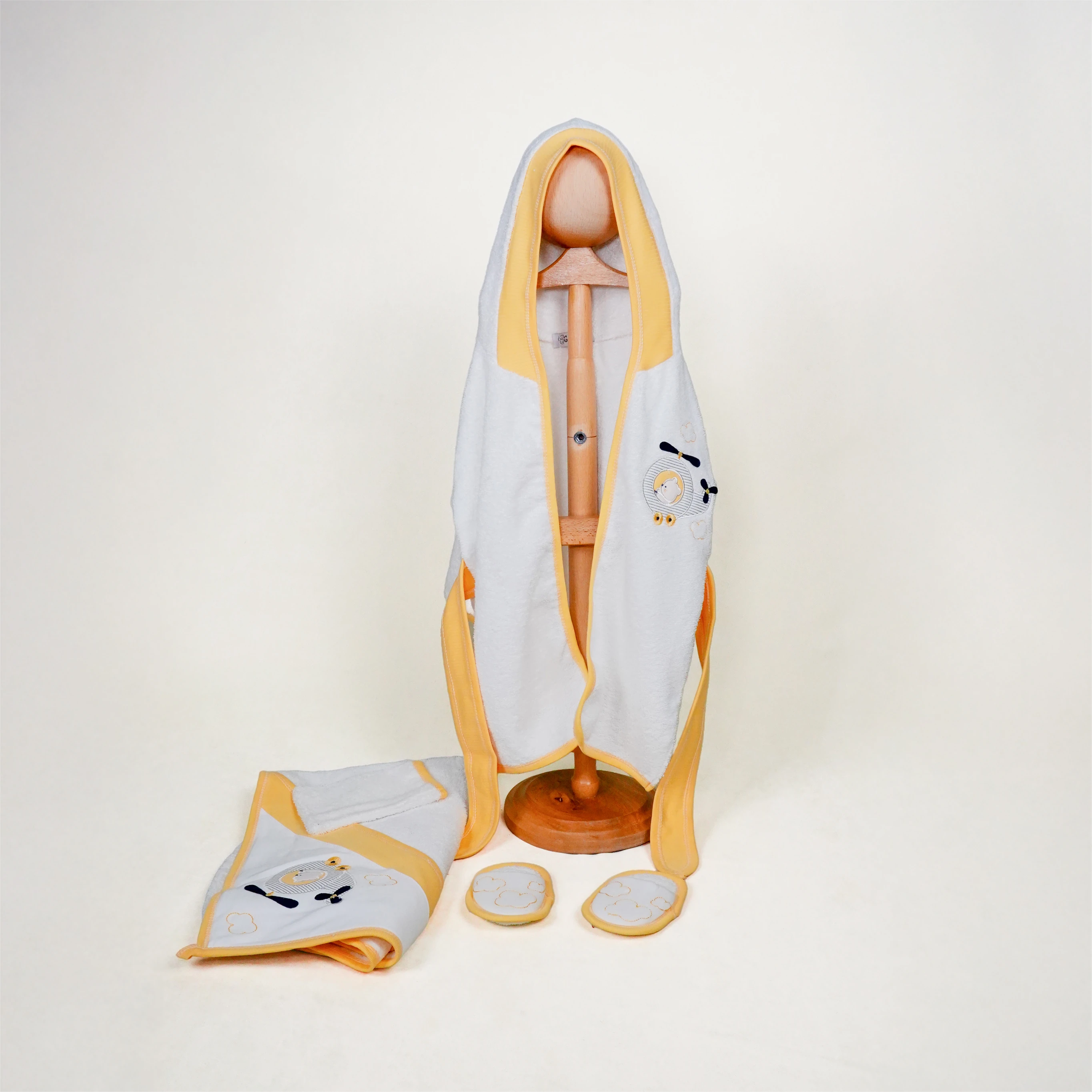 Lora Bliss Erkek Helikopterli Bornoz Seti – 5 Parça | Kutulu, Yumuşak ve Eğlenceli Tasarım - Sarı