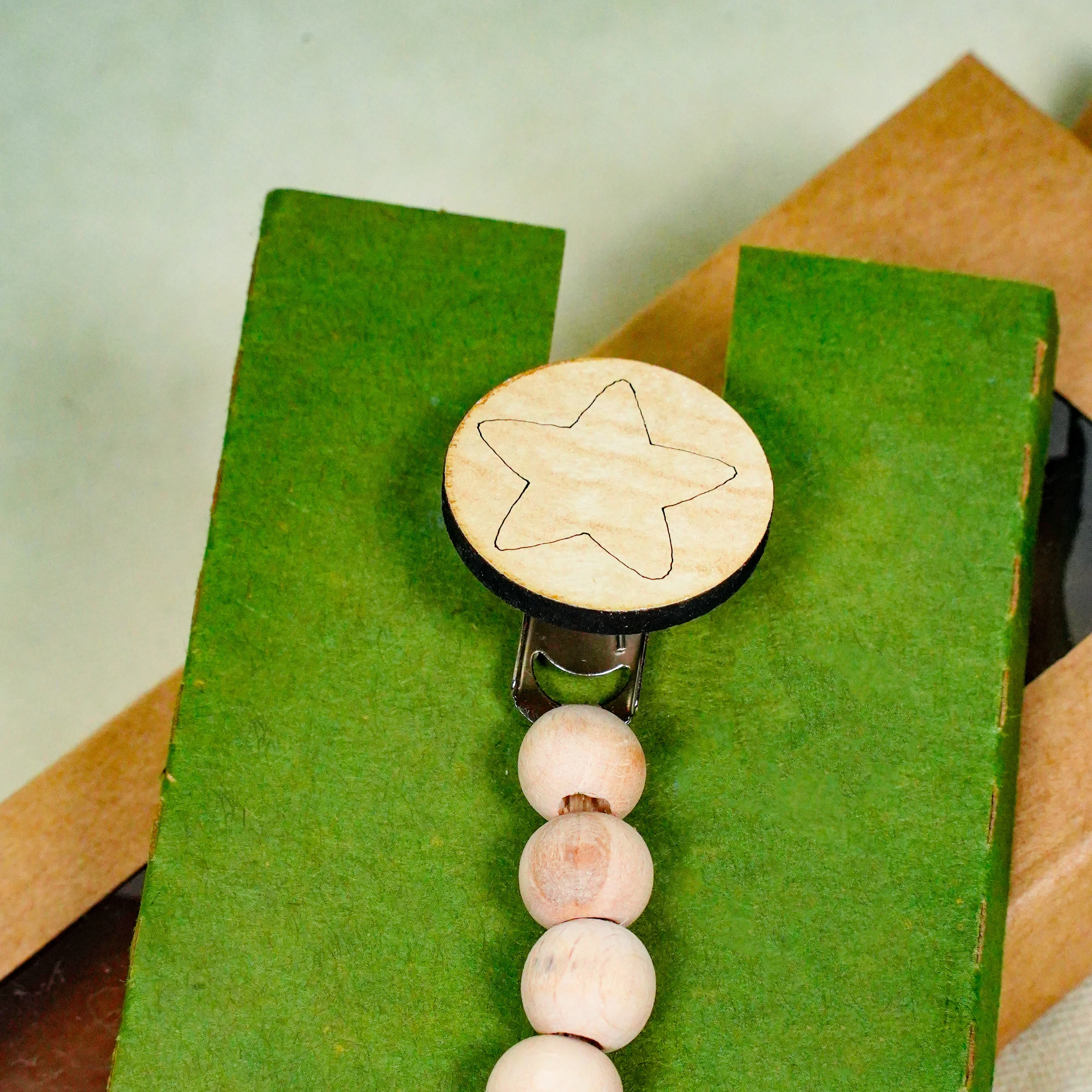 Lora Bliss Unisex Emzik Tutacağı – Ahşap Boncuklu  (1 Adet Karışık Model) - Yıldız