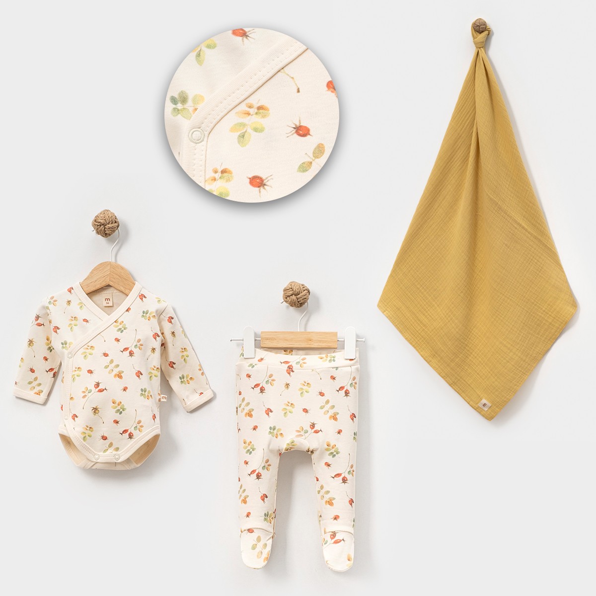 Lora Bliss Unisex Kuşburnu Desenli 3’lü Bebek Seti – 6 Ay | Kruvaze Body, Ayaklı Alt & Müslin Battaniye