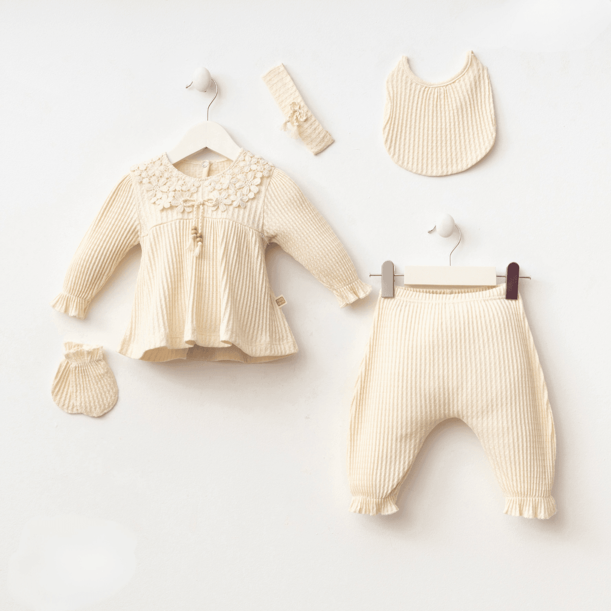 Lora Bliss – Kız 0–3 Ay Linda 5’li Hastane Çıkış Set – Krem