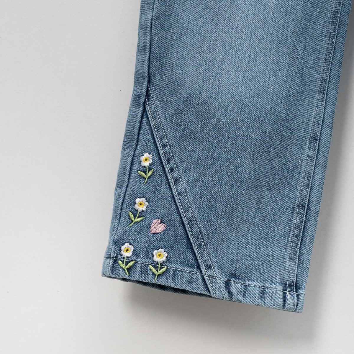 Lora Bliss Çiçek Nakışlı Kız Kot Pantolon – Fular Detaylı | 8 Yaş
