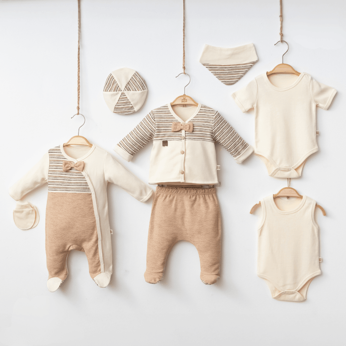 Lora Bliss – Erkek 0–3 Ay Çizgi Detaylı 8’li Hastane Çıkış Set – Kahve 