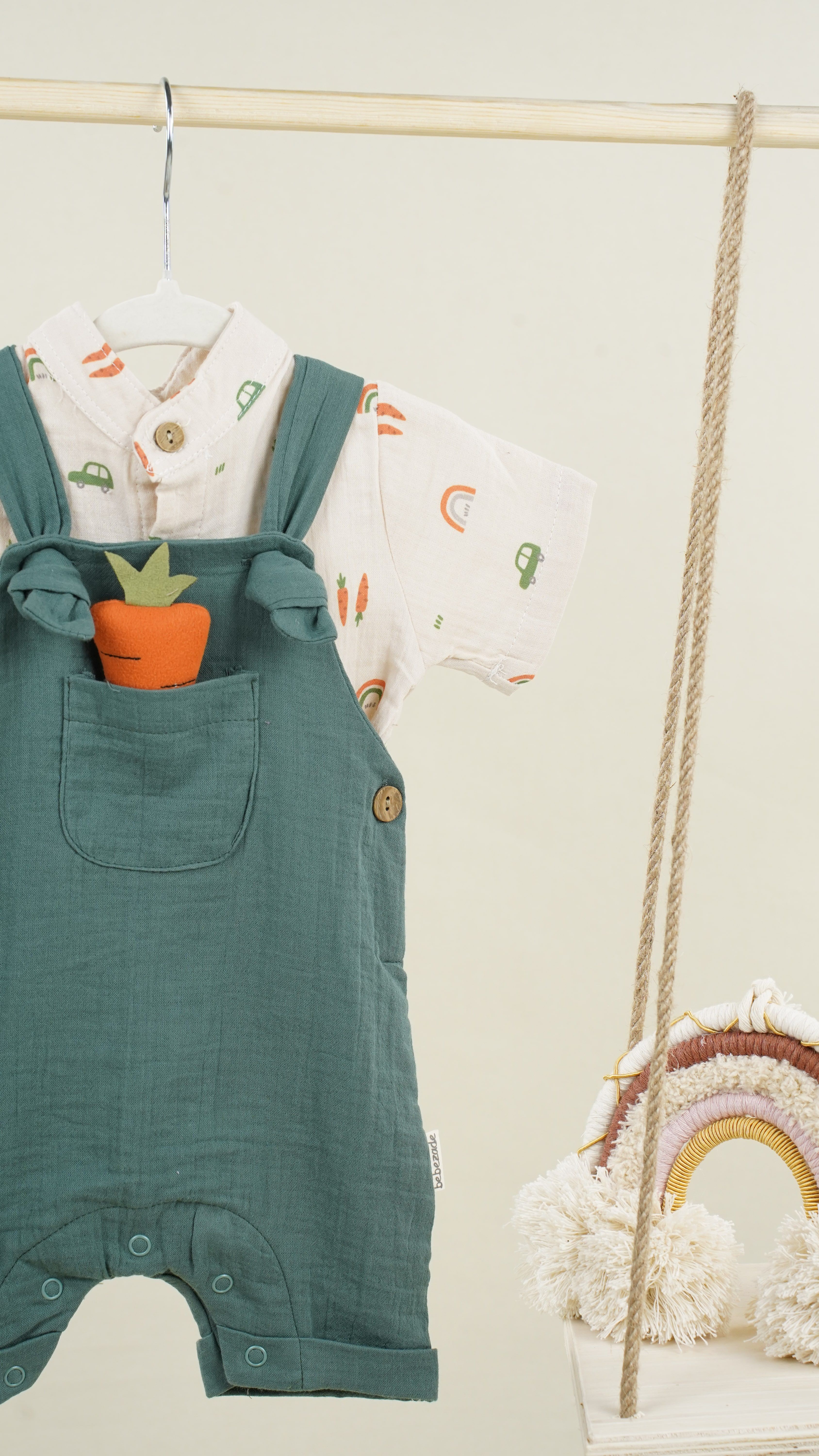 Lora Bliss Havuç Detaylı Yeşil Salopetli Erkek Bebek Takımı (9-24 Ay)