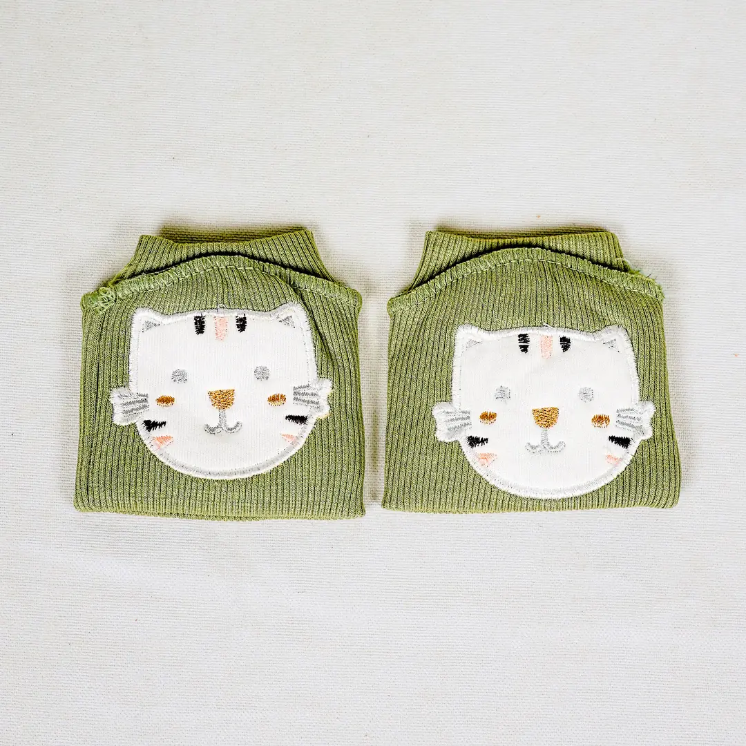 Lora Bliss Kedi Nakışlı Erkek Bebek Dizlik - Haki