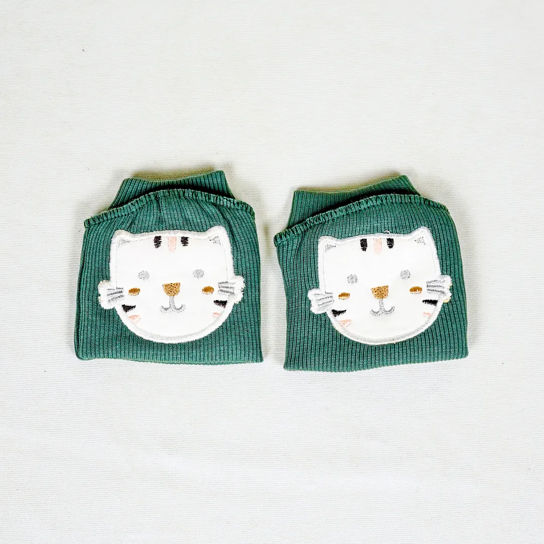 Lora Bliss Kedi Nakışlı Erkek Bebek Dizlik - Koyu Yeşil