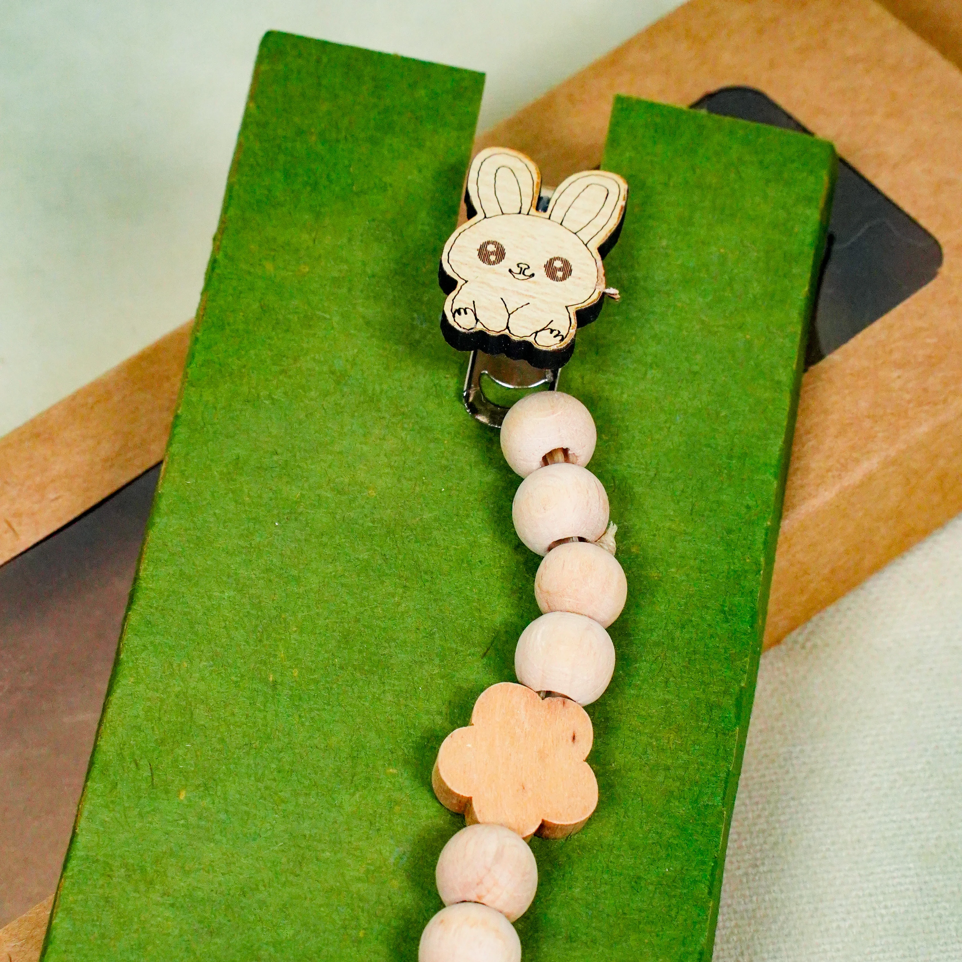 Lora Bliss Unisex Emzik Tutacağı – Ahşap Boncuklu  (1 Adet Karışık Model) - Tavşan