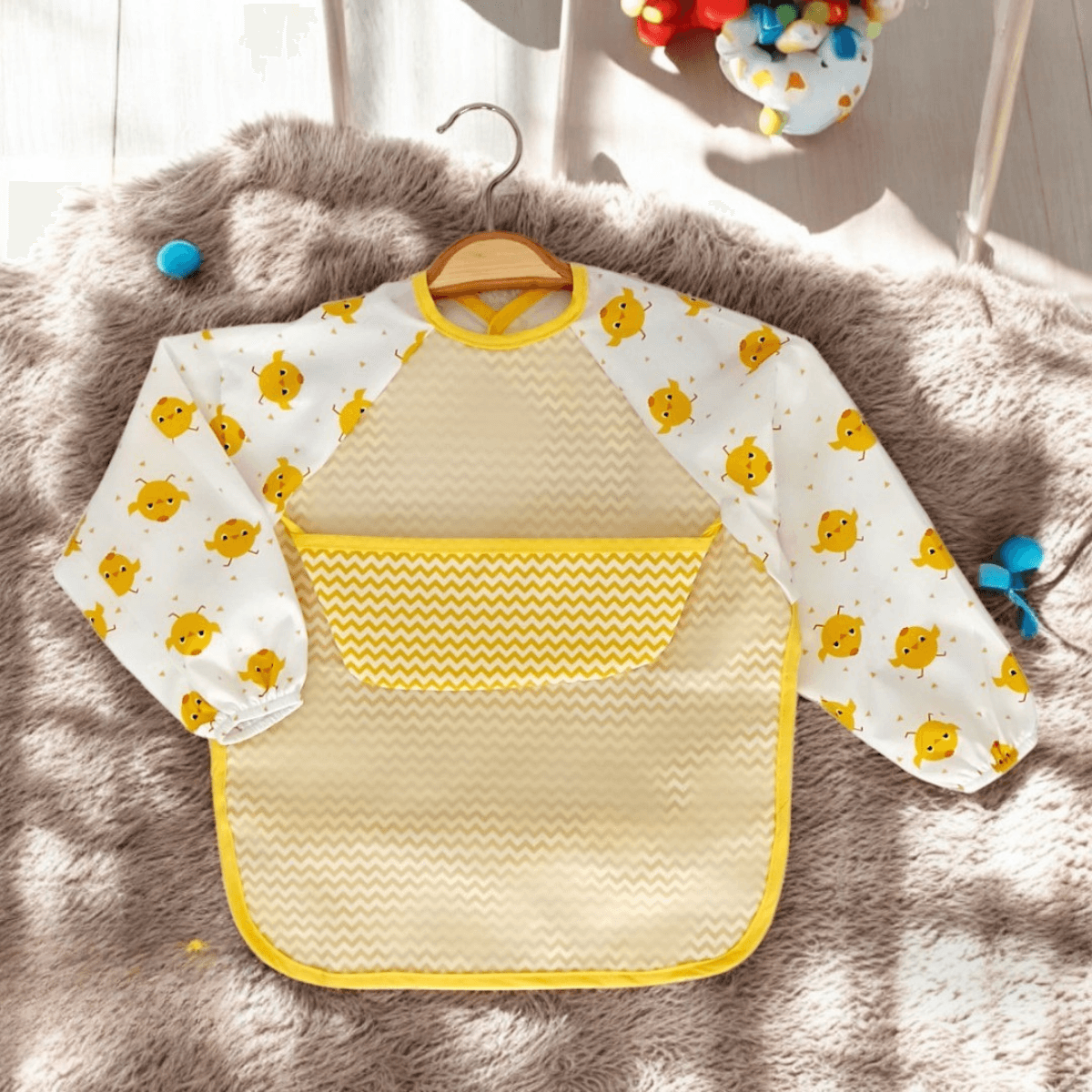 Lora Bliss Unisex Güneş Desenli Hazneli Kollu Mama Önlüğü – Su Geçirmez ve Kolay Temizlenir
