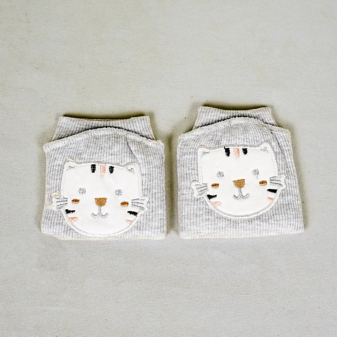 Lora Bliss Kedi Nakışlı Erkek Bebek Dizlik - Gri