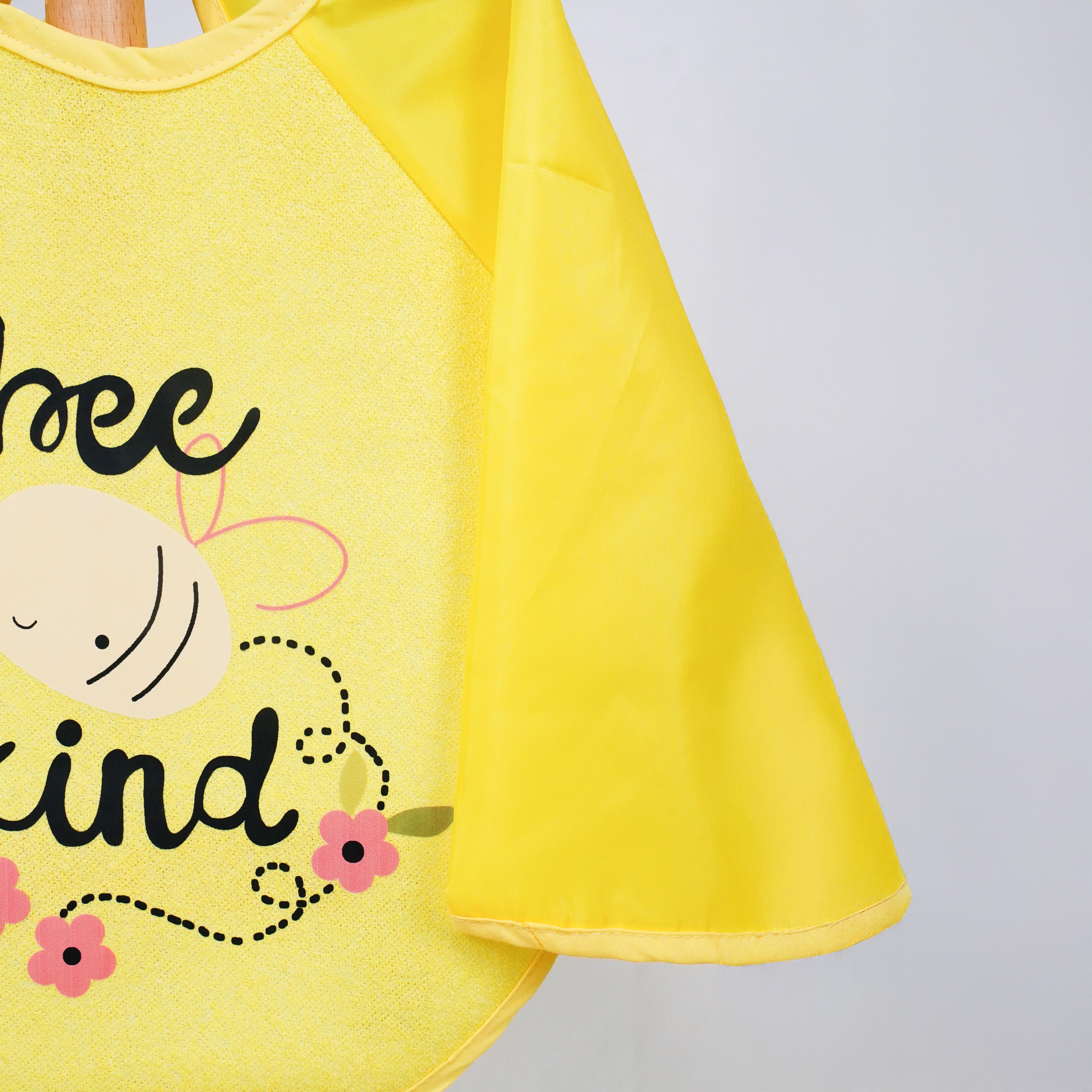 Lora Bliss Sarı Arı Desenli Kollu Mama Önlüğü – “Bee Kind” Baskılı | Su Geçirmez