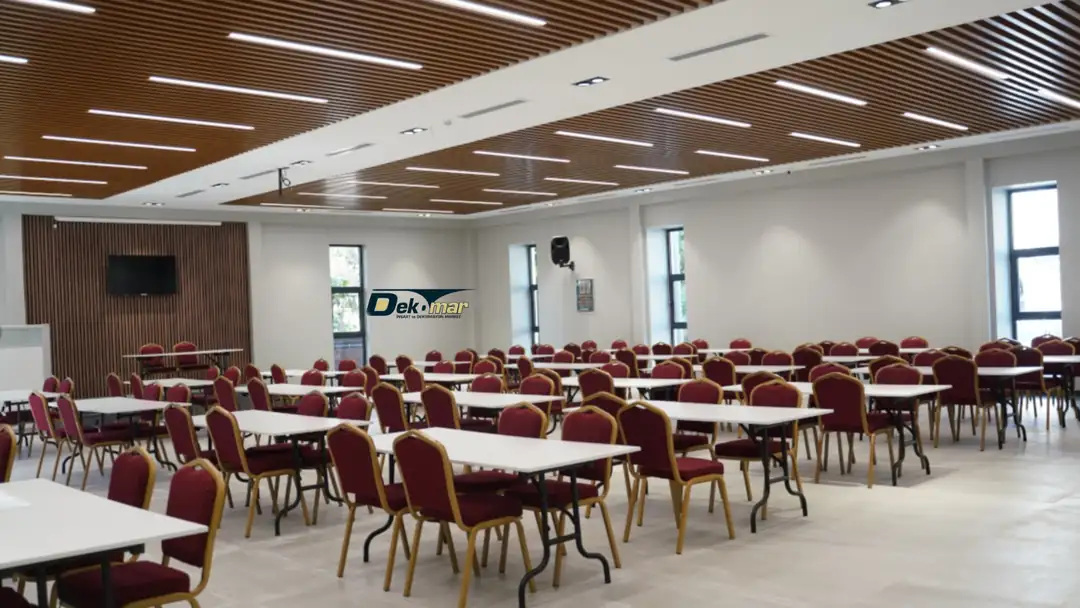 Baffle tavan tasarımlarıyla modern dekorasyon fikirleri keşfedin. Resimlerle ilham veren estetik ve akustik çözümler Dek-Mar’da.