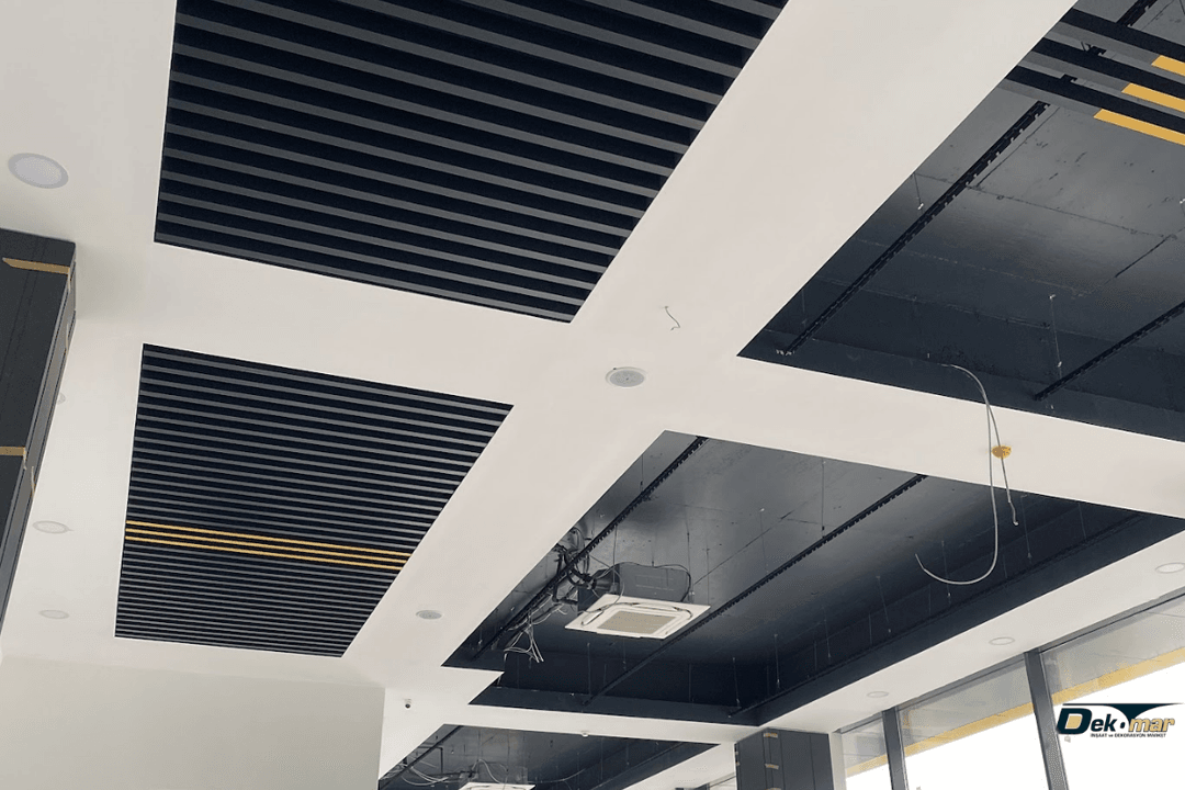 Estetik ve ses yalıtımı sağlayan modern baffle tavan sistemleri için güncel işçilik fiyatları ve profesyonel montaj çözümleri. 