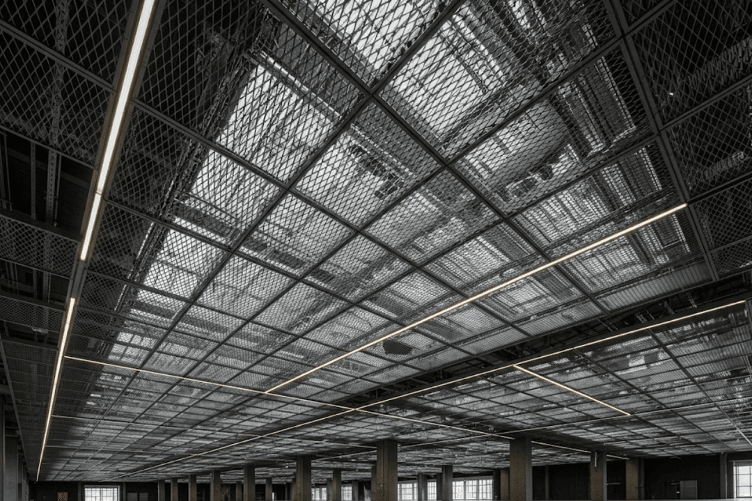 Geniş mekanlar için çok sık göz aralıklı metal asma tavan. Mesh asma tavan fiyatları ve endüstriyel tasarımıyla modern çözümler sunar. 