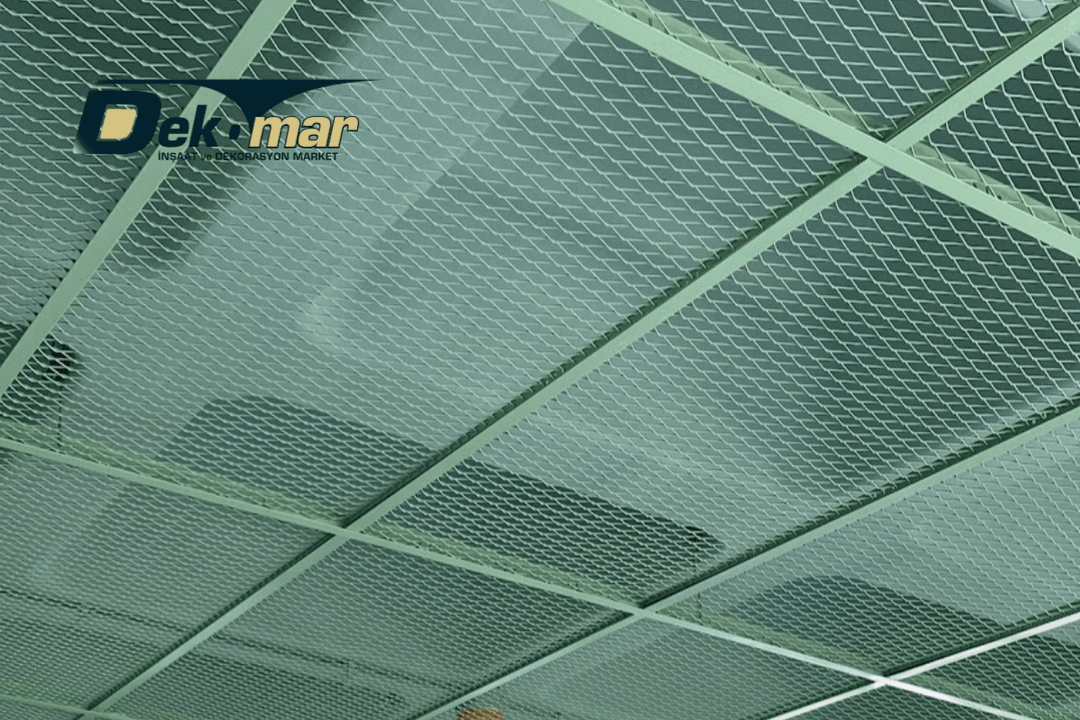 2025 mesh tavan sistemleri, estetik görünüm ve hava geçirgenliği sağlayan genişletilmiş metal panellerle modern yapılarda tercih ediliyor. 