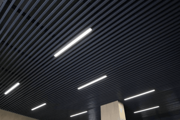 Metal tavan modelleri | Estetik, modern ve dayanıklı tavan kaplama çözümleri | Ofis, AVM ve endüstriyel alanlar için ideal.