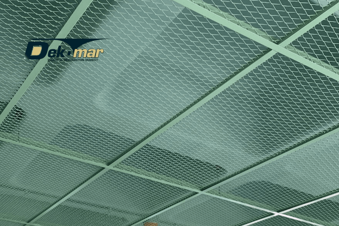 Mesh asma tavan sistemleri, genişletilmiş sac panellerle modern yapılarda şık, dayanıklı ve hava geçirgen tavan çözümleri sunar. 