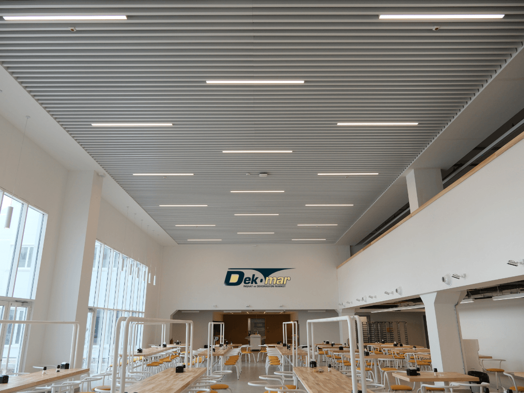 Kadıköy’de uygulanan baffle tavan sistemi, dikey panellerle ses yutumu sağlayan modern ve şık tavan çözümüdür. 