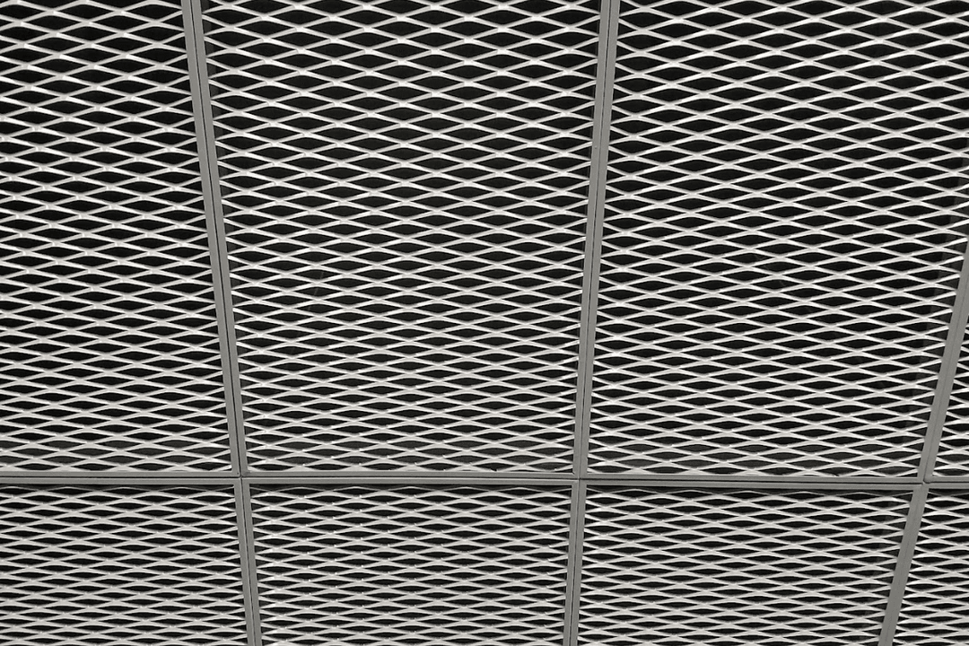 Hook-on Mesh Tavan Sistemi; taşıyıcısı gizli, estetik görünümlü ve genişletilmiş metal panellerle modern projelerde sıkça tercih edilir. 