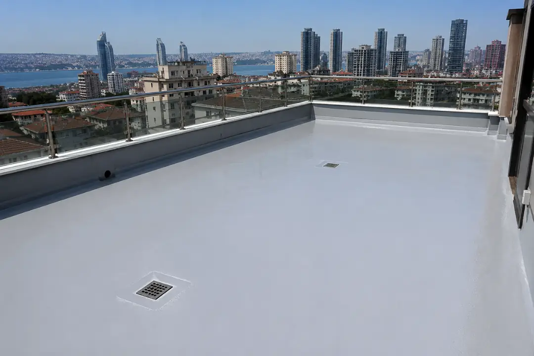 İstanbul'da tamamlanan teras su yalıtımı projesinde UV dayanımlı kaplama ve profesyonel uygulama detayı.&nbsp;