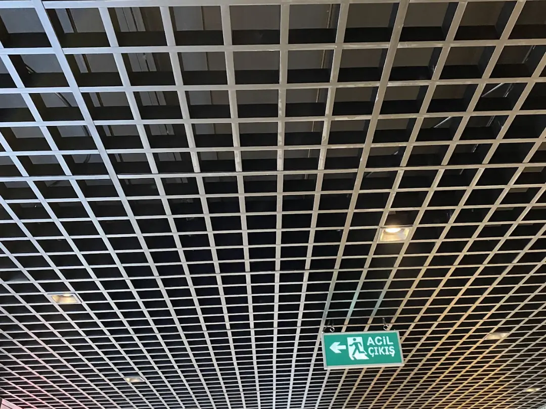 Modern ofis ortamında tamamlanmış petek asma tavan uygulaması – alüminyum open cell sistemli tavan projesi – Dek-Mar 2025.