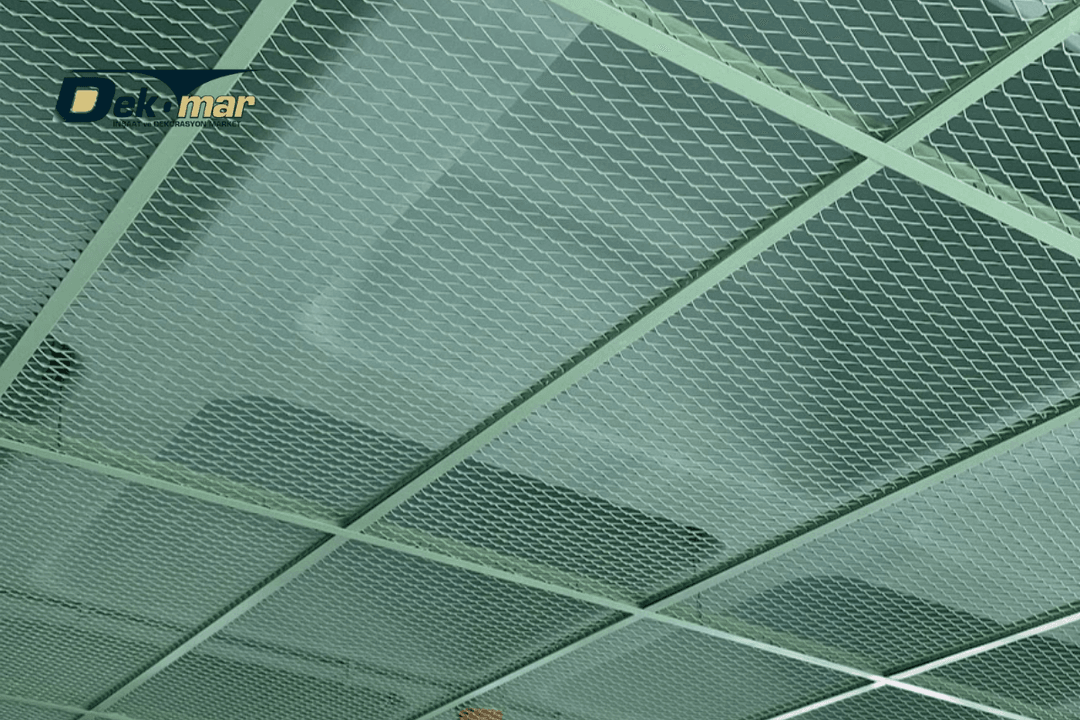 60x120 cm ölçülerinde uygulanan tavan mesh sistemi, genişletilmiş sac yapısıyla modern ve hava geçirgen tavan çözümü sunar. 