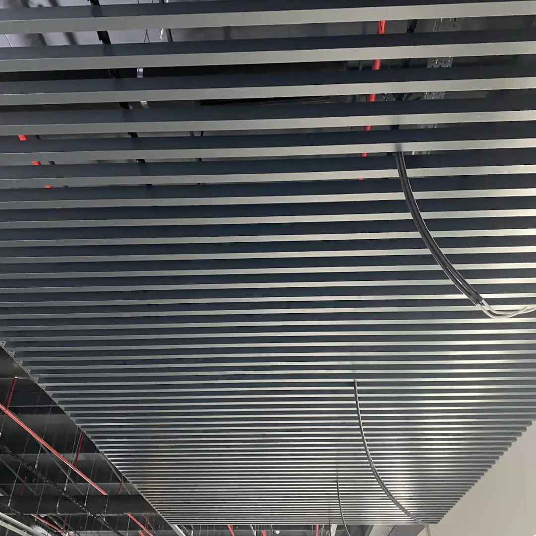 Metal baffle tavan uygulaması yapılmış kurumsal ofis referans projesi