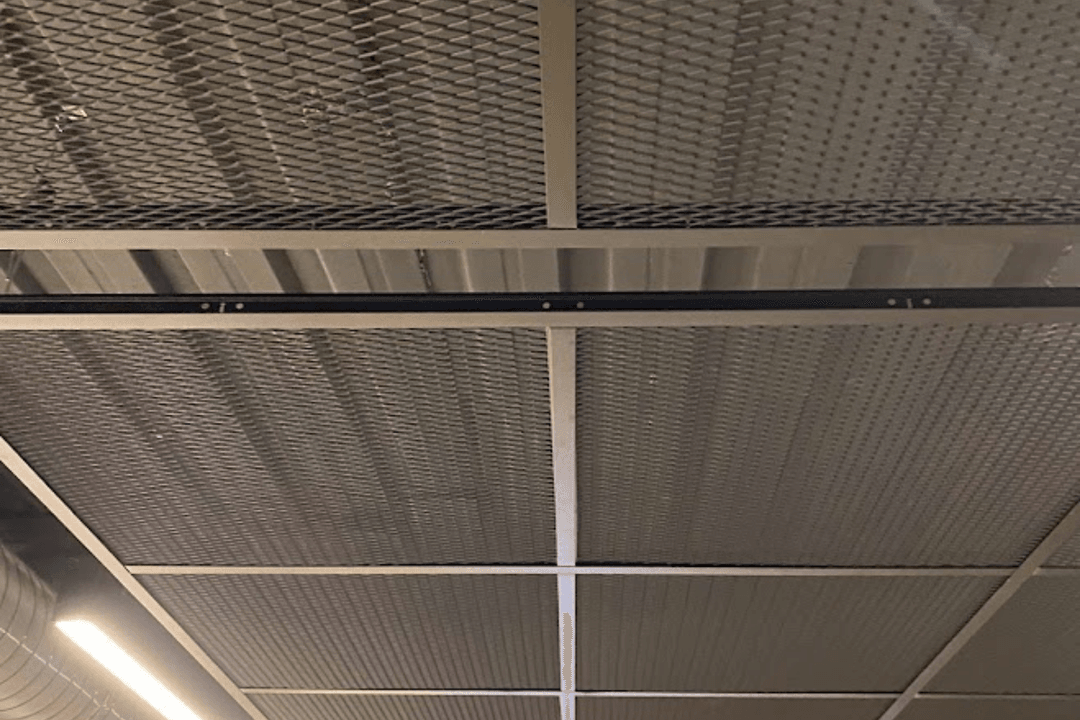 2025 mesh asma tavan sistemleri, modern yapılarda genişletilmiş metal panellerle estetik, yangın dayanımlı çözümler sunar. 