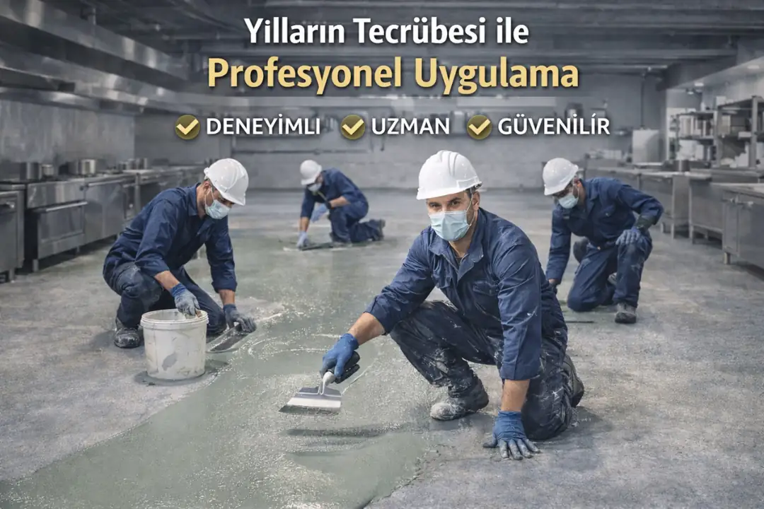Endüstriyel mutfak zemin kaplama uygulamasında profesyonel ekip, epoksi zemin sahada uzman işçilikle uygulanıyor&nbsp;