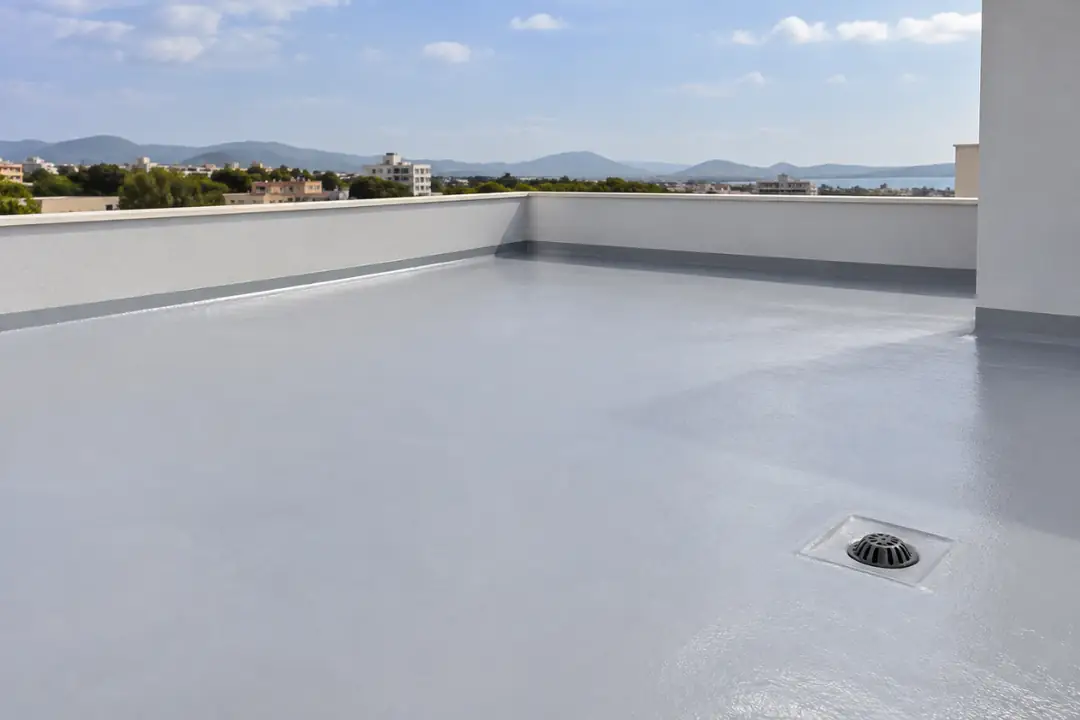 Poliüretan su yalıtımı uygulanmış düz beton çatı