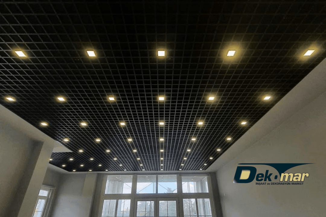 Led Işıklı Asma Tavan Fiyatları – Alüminyum petek tavan sisteminde entegre LED aydınlatmalı modern tavan tasarım uygulaması. 