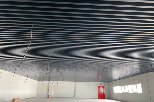 Baffle metal tavan modelleri | Estetik, akustik ve modern tavan çözümleri | Ofis, AVM ve endüstriyel alanlar için ideal.