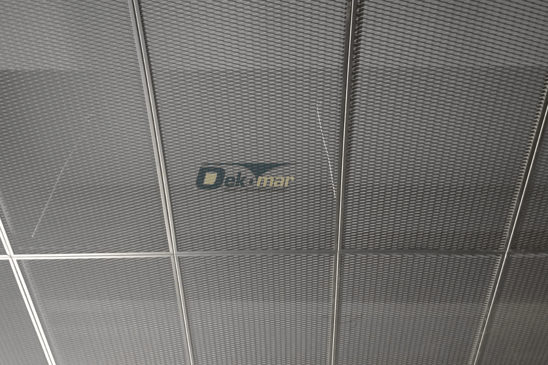 Modern ofiste uygulanan Hook-On mesh tavan sistemi, genişletilmiş sac panellerle estetik ve fonksiyonel çözüm sunuyor.