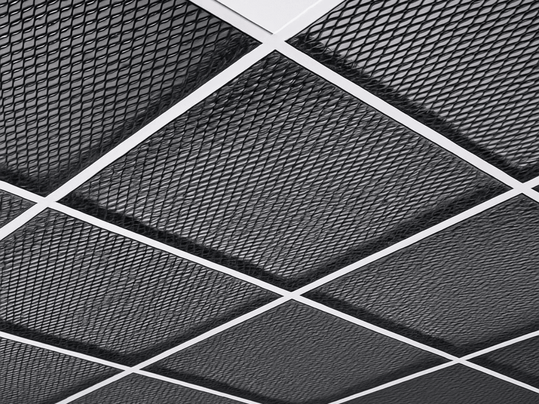 Üniversite sınıfında uygulanmış lay-in mesh tavan modeli, RAL 9016 beyaz panellerle aydınlık bir mekân yaratıyor. 