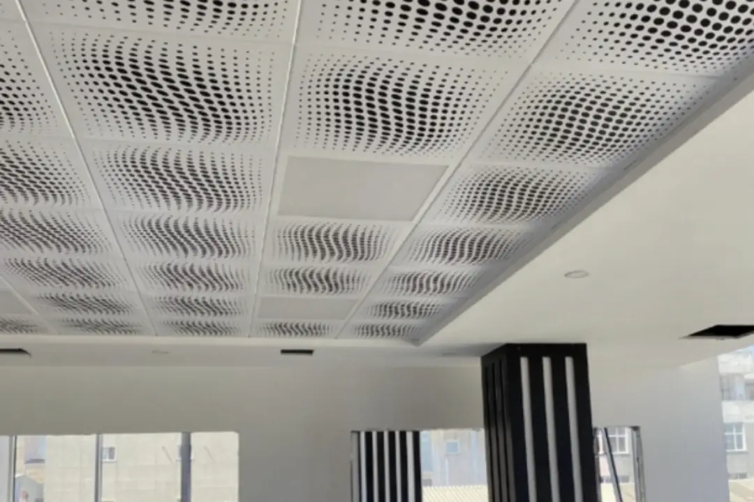 clip in metal asma tavan gerçek uygulama ofis iç mekan tavan sistemi