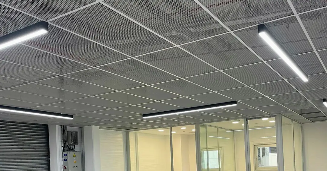 Mesh asma tavan uygulaması, genişletilmiş sac alüminyum panel, endüstriyel tarz iç mekan tavanı