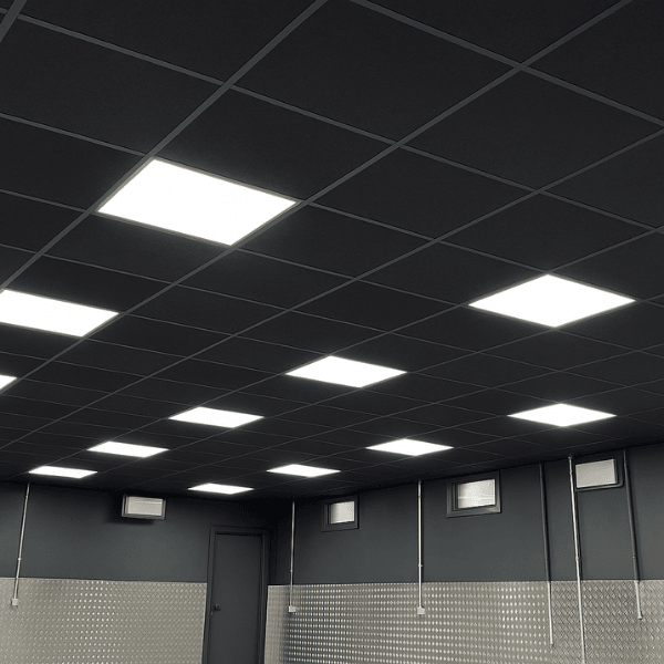 LED aydınlatmalı siyah taşyünü tavan uygulaması – modern ticari alanlar için estetik, fonksiyonel ve akustik çözüm önerisi. 