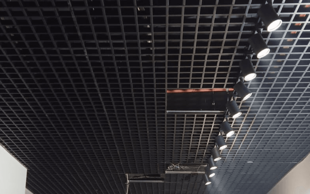 LED aydınlatma ile entegre edilmiş petek tavan tasarımı, İnegöl’deki iç mekanlarda modern ambiyans sağlar.