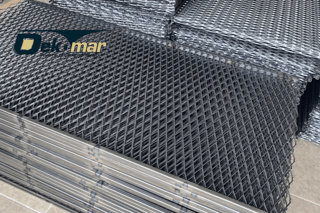 2025 genişletilmiş metal mesh asma tavan paneli, estetik ve yangına dayanıklı yapısıyla modern iç mekân projelerinde öne çıkar. 