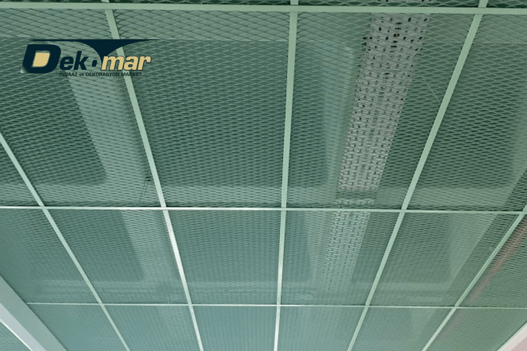Mesh tavan sistemleri, genişletilmiş sac panellerle oluşturulan estetik, dayanıklı ve hava geçirgen modern tavan çözümleri sunar. 