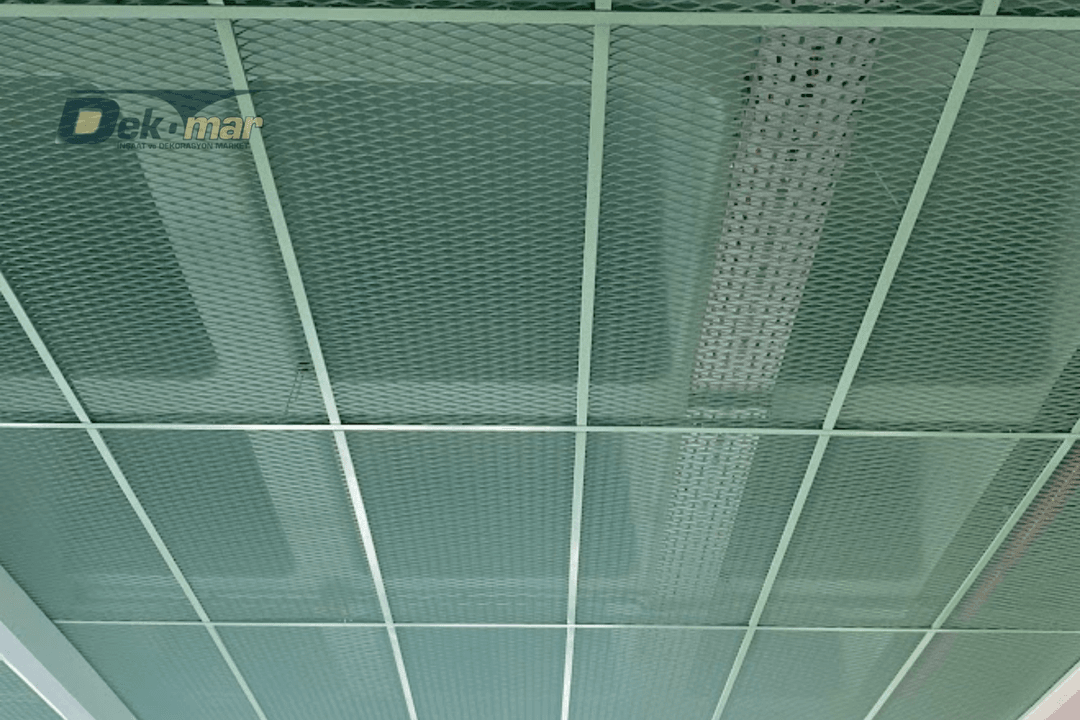 60x120 cm ölçülerinde genişletilmiş sac tavan mesh paneli, modern ofis ve ticari yapılar için estetik ve dayanıklı çözüm sunar. 