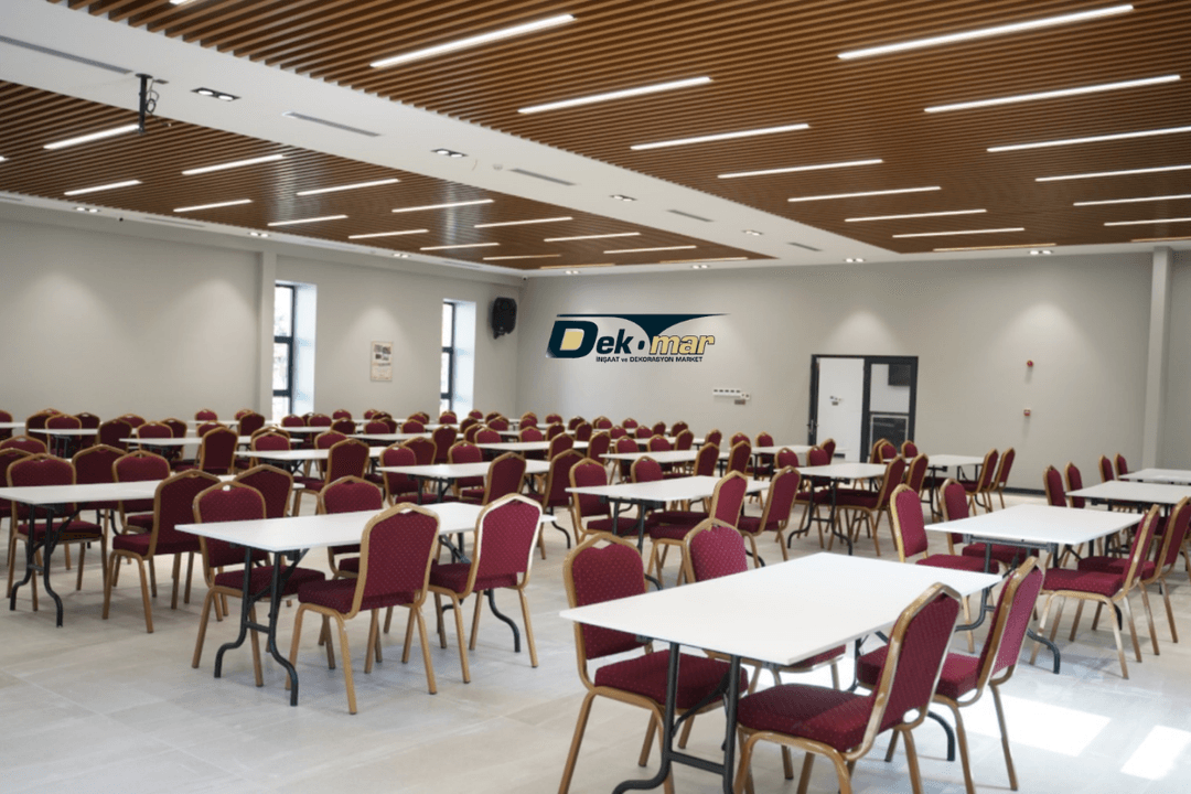 Modern ofis ve ticari yapılarda kullanılan ahşap desenli metal baffle tavan, estetik ve yangına dayanıklı çözüm sunar. 